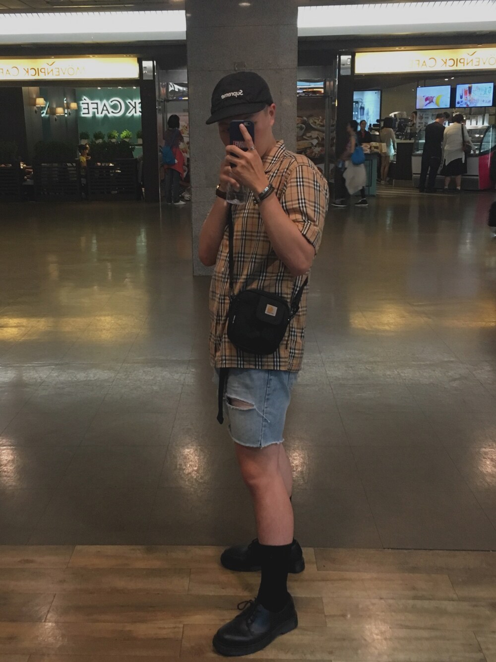 「summer、korea、Taiwan、carhartt、Dr.Martens、UNIQLO、supreme、street、jogunshop、fashion」｜「Supreme のアイテム（帽子、ブラック系）」を使った、진일상さん（メンズ・175cm）の秋コーディネートの1枚目の写真