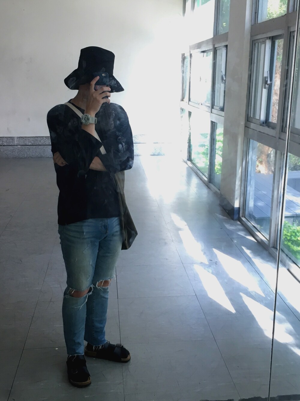 「summer、birkenstock、NOBRAND、jogunshop、UNIQLO、FLYDAY、korea、Taiwan、street、fashion」｜「FLYDAYのアイテム（ハット、ブラック系）」を使った、진일상さん（メンズ・175cm）の秋コーディネートの1枚目の写真