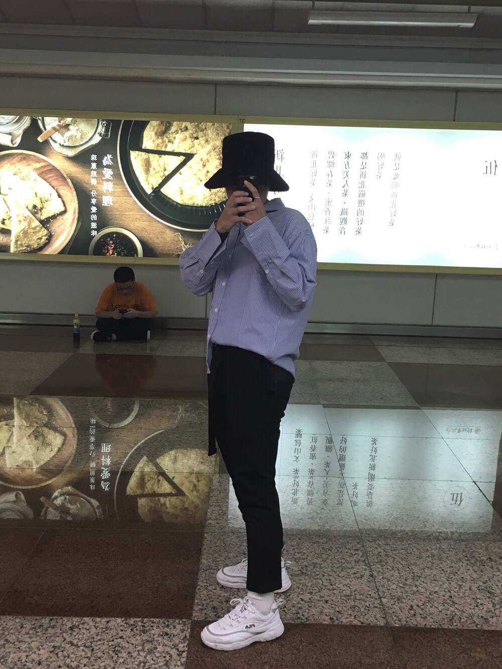 「korea、Taiwan、NOBRAND、FLYDAY、FILA、street、fashion、fall、가을코디、ootd」｜「no brandのアイテム（シャツ/ブラウス、ブルー系）」を使った、진일상さん（メンズ・175cm）の秋コーディネートの1枚目の写真