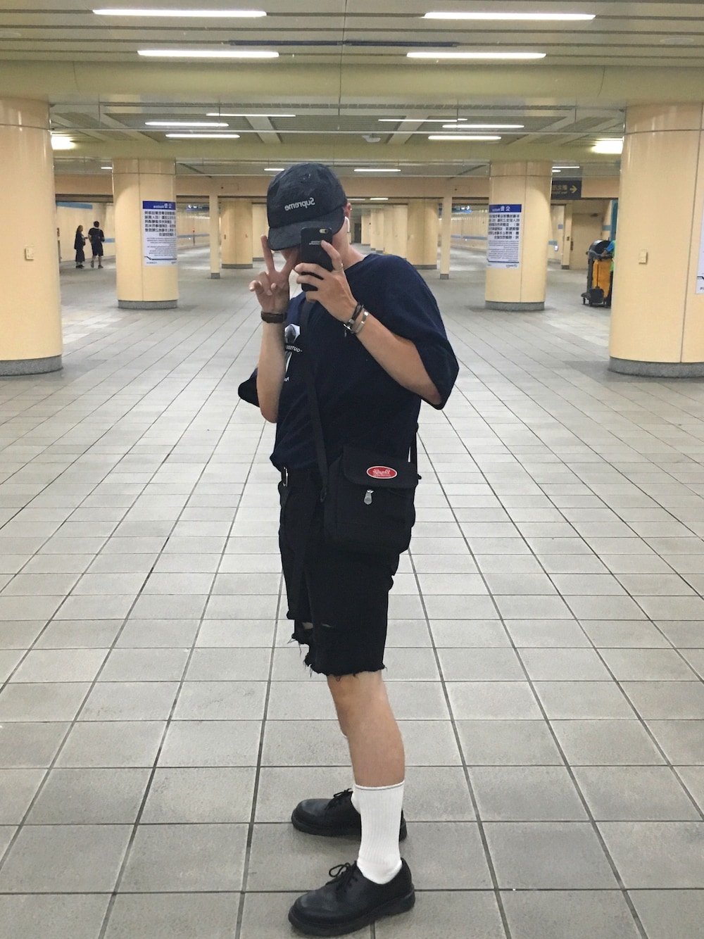 「korea、Taiwan、NOBRAND、supreme、ABOKI、UNIQLO、Dr.Martens、street、fall、ootd」｜「Supreme のアイテム（帽子、ブラック系）」を使った、진일상さん（メンズ・175cm）の秋コーディネートの1枚目の写真
