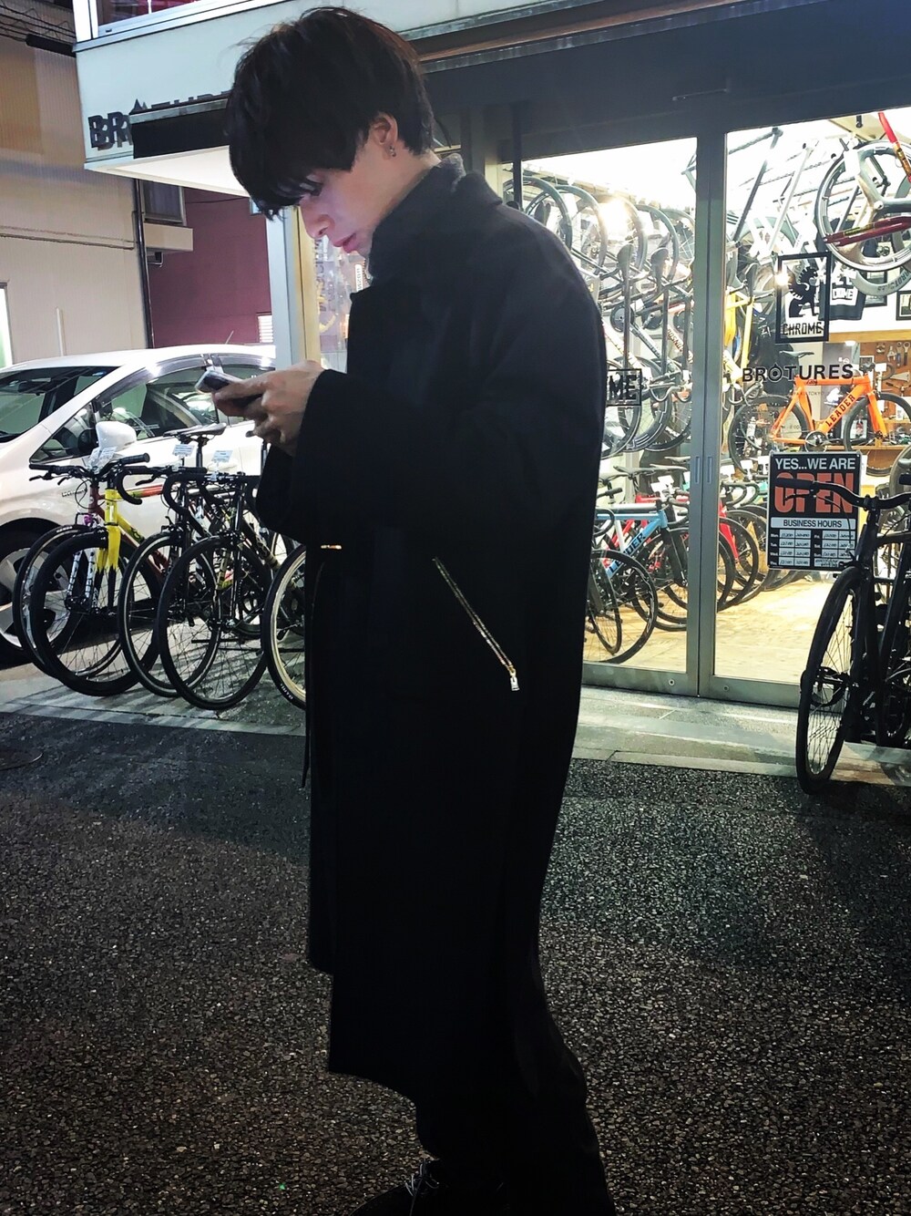 「きれいめカジュアル、おしゃれさんと繋がりたい、モノトーン」｜「CULLNIのアイテム（トレンチコート、ブラック系）」を使った、tomotakaさん（メンズ・175cm）の春コーディネートの1枚目の写真