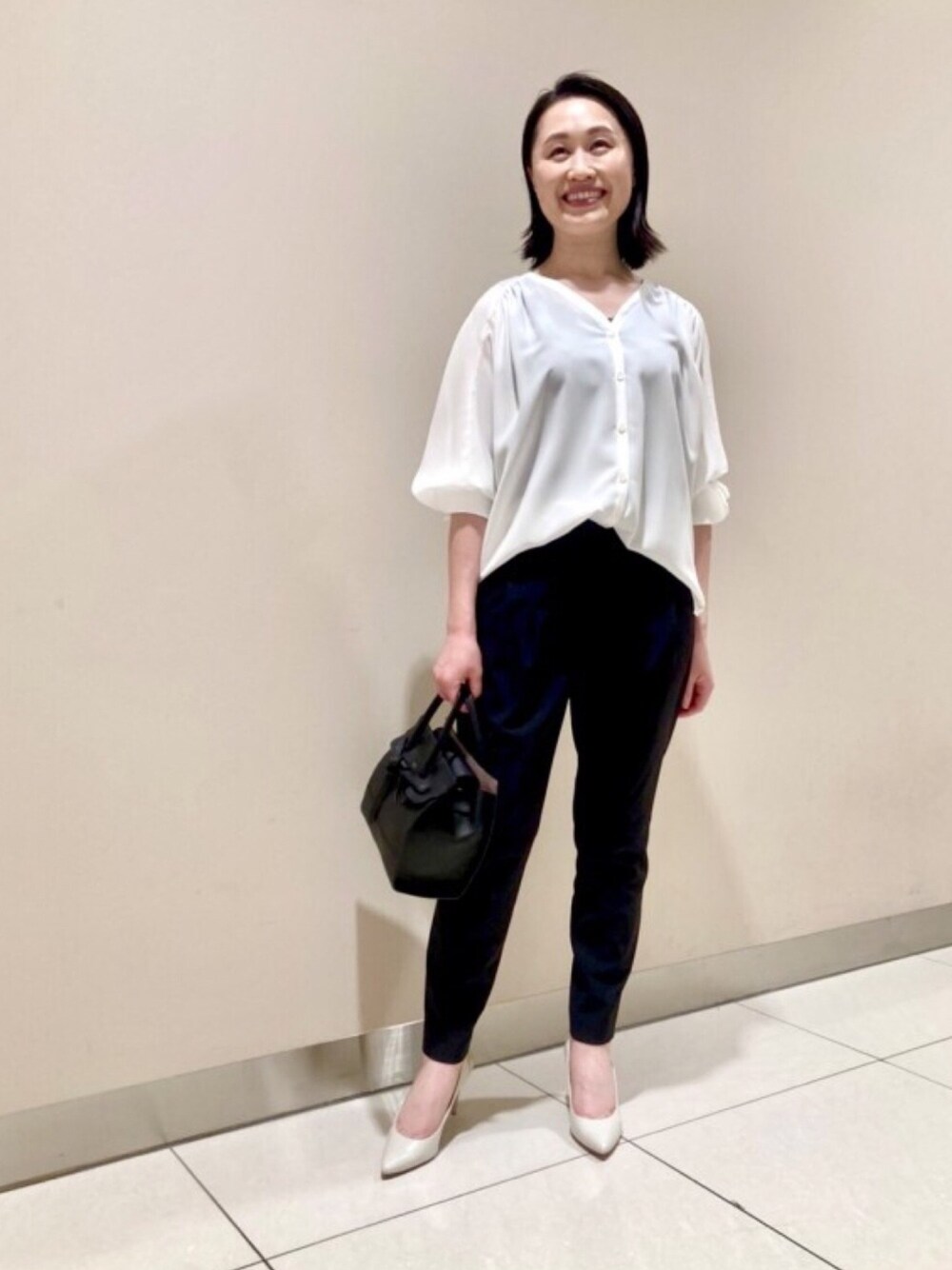 ホワイト系のシャツ/ブラウス、ブラック系のその他パンツ、ブラック系のトートバッグを着用したレディースの春コーディネートの1枚目の写真