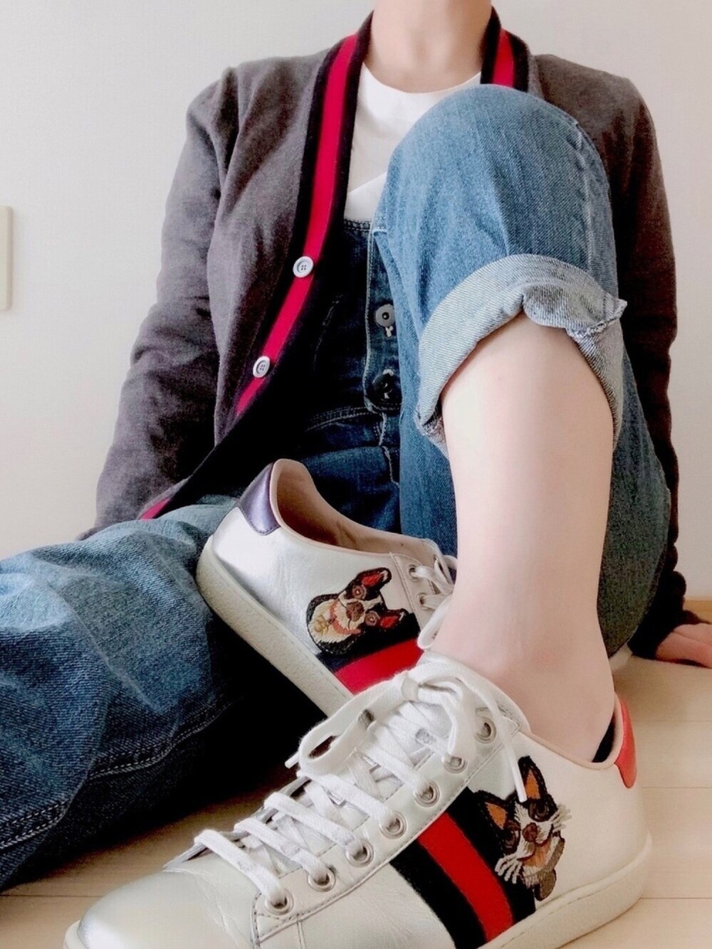 「低身長コーデ、GUCCI、靴好き、サロペット、カーディガン、スニーカー」｜「GUCCIのアイテム（スニーカー、シルバー系）」を使った、Tocoさん（レディース・152cm）の冬コーディネートの1枚目の写真