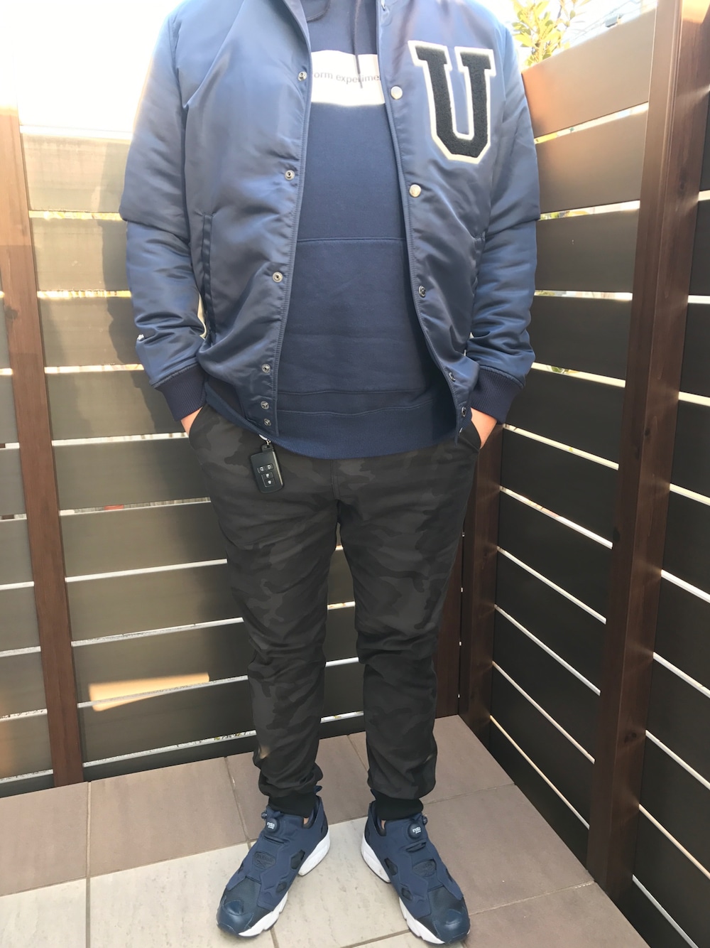「uniform experiment、SOPHNET.、FCRB、スタジャン、ボックスロゴ、迷彩」｜「uniform experimentのアイテム（スタジャン、ブルー系）」を使った、ひろぴーさん（メンズ・175cm）の冬コーディネートの1枚目の写真
