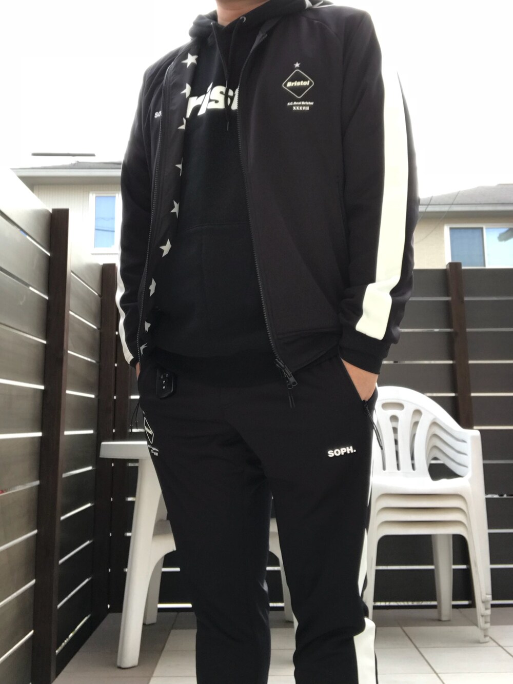 「FCRB、F.C.R.B.、F.C.Real Bristol、SOPHNET.、uniform experiment、ブラックコーデ、ジャージ、セットアップ、今日は18SS開幕戦、あまり好きじゃない」｜「F.C.R.B.のアイテム（ジャージ、ブラック系）」を使った、ひろぴーさん（メンズ・175cm）の冬コーディネートの1枚目の写真
