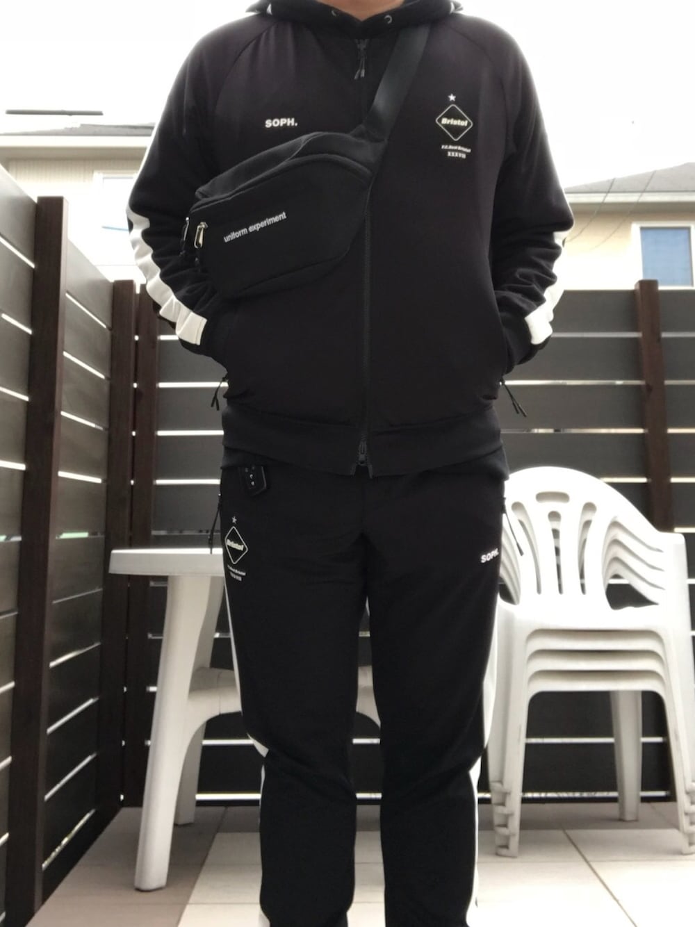 「uniform experiment、FCRB、F.C.R.B.、F.C.Real Bristol、ブラックコーデ、ジャージ、今シーズンは買わないかも、特にPDKがダサすぎる、ベンチやカモプラあたり定番かな」｜「F.C.R.B.のアイテム（ジャージ、ブラック系）」を使った、ひろぴーさん（メンズ・175cm）の冬コーディネートの1枚目の写真