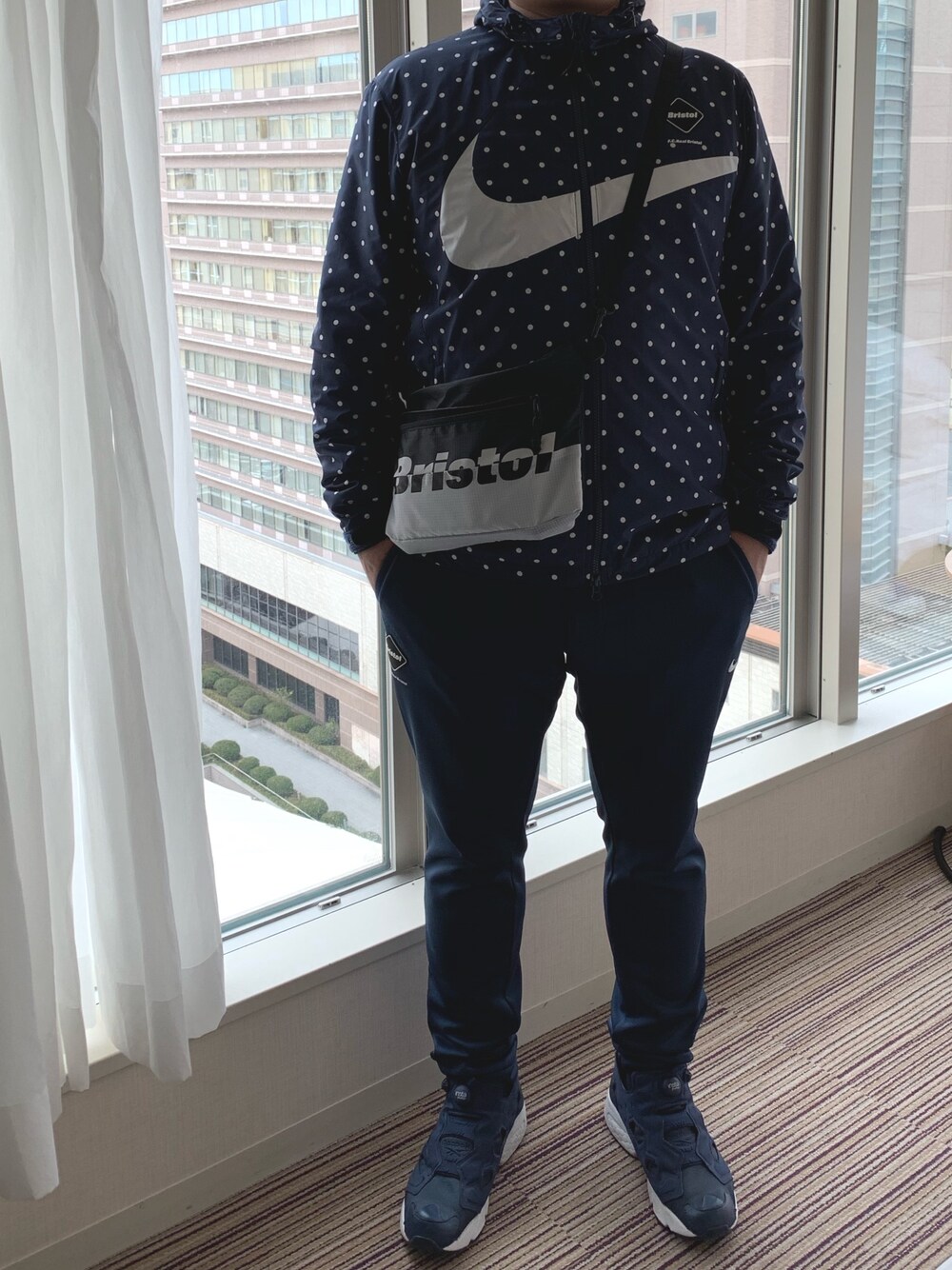「FCRB、F.C.R.B.、F.C.Real Bristol、SOPHNET.、uniform experiment、NIKE、ネイビー、USJ」｜「F.C.R.B.のアイテム（ナイロンジャケット、ブルー系）」を使った、ひろぴーさん（メンズ・175cm）の春コーディネートの1枚目の写真