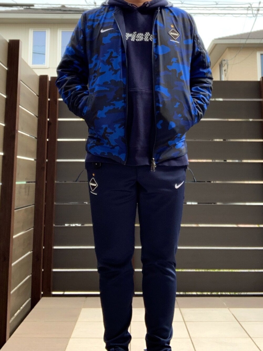 「FCRB、F.C.R.B.、F.C.Real Bristol、SOPHNET.、uniform experiment、ジャージ、ネイビー」｜「F.C.R.B.のアイテム（スタジャン、ブルー系）」を使った、ひろぴーさん（メンズ・175cm）の春コーディネートの1枚目の写真