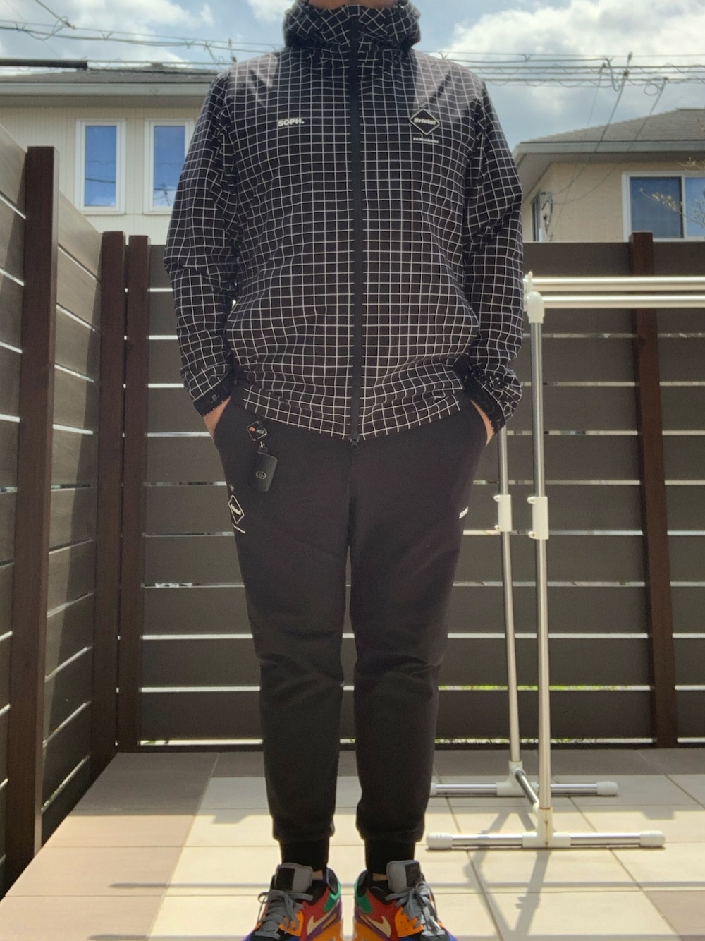 「FCRB、F.C.Real Bristol、SOPHNET.、uniform experiment、ブラックコーデ」｜「F.C.R.B.のアイテム（ナイロンジャケット、ブラック系）」を使った、ひろぴーさん（メンズ・175cm）の春コーディネートの1枚目の写真