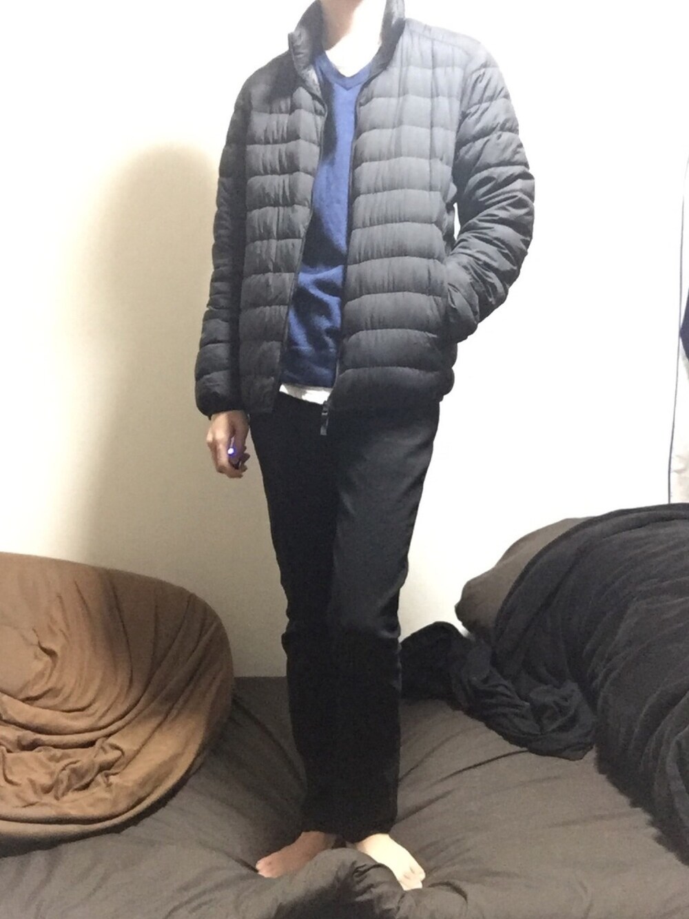 「冬コーデ、おしゃれさんと繋がりたい、いいね、save、フォローお願いします🤑、キレイめ、ベッドの上、アウター、はだし」｜「人をダメにするクッションのアイテム（おもちゃ、ブラウン系）」を使った、HIKICOMORIN ASMRさん（メンズ・170cm）の秋コーディネートの1枚目の写真