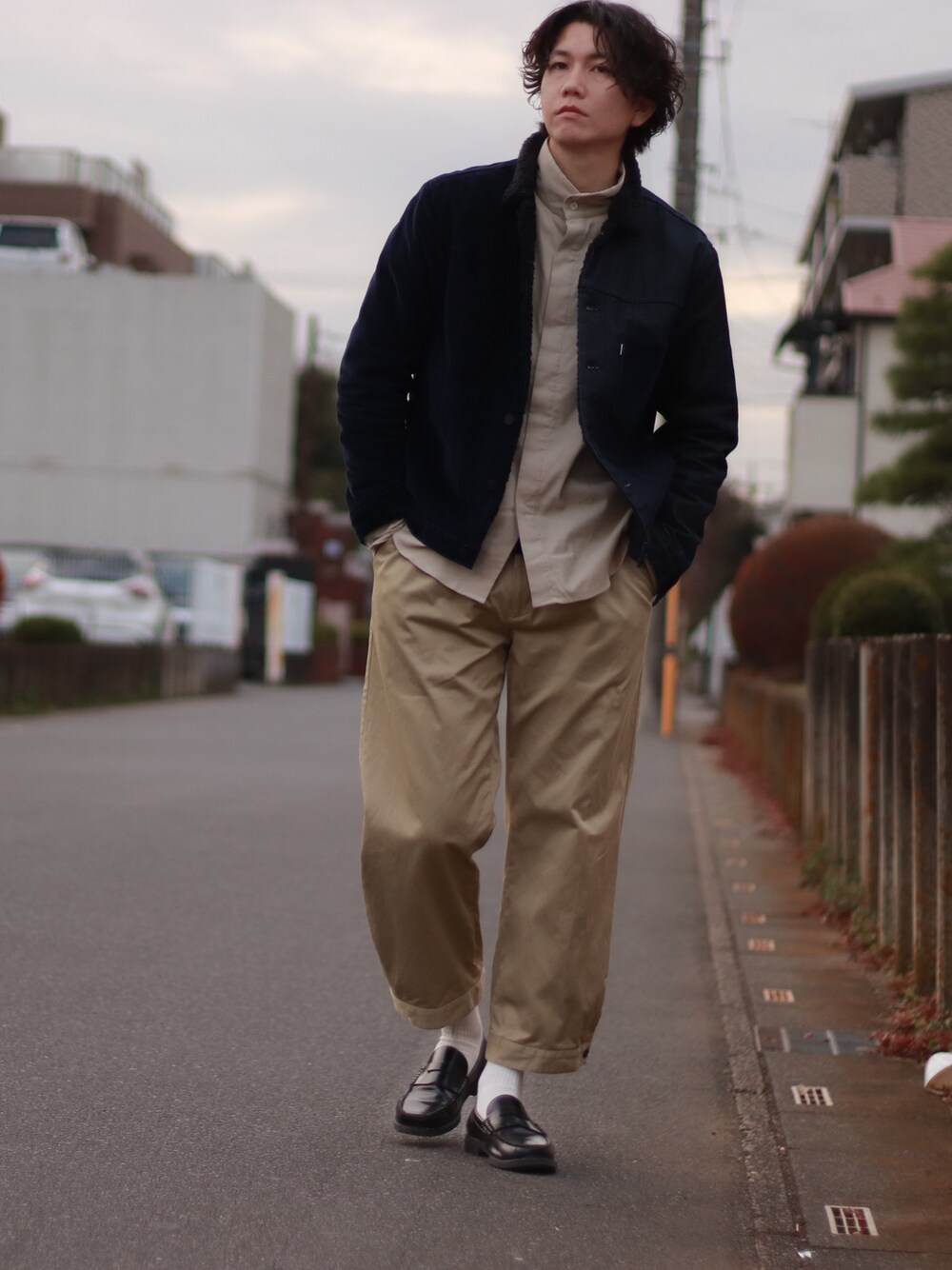 ブルー系のブルゾン、ベージュ系のシャツ/ブラウス、ベージュ系のその他パンツを着用したメンズの秋コーディネートの1枚目の写真