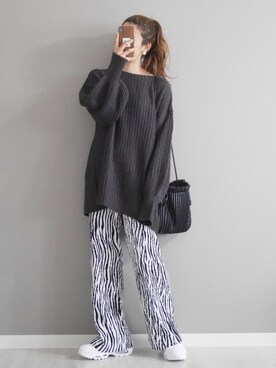 スニーカーを使った ベロアプリーツパンツ の人気ファッションコーディネート Wear