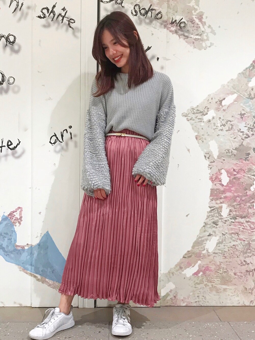 「earth music&ecology、ループニット、スニーカーコーデ、ボリューム袖、ピンク、低身長、ゆるコーデ、ゆるニット、スカート、おしゃれさんと繋がりたい」｜「earth music&ecologyの・ループヤーンスリーブ畦ニットプルオーバー（ニット/セーター、グレー系）」を使った、たなみさん（レディース・150cm）の秋コーディネートの1枚目の写真
