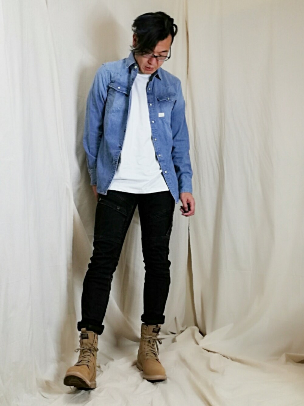 「黒スキニー、ロールアップ、部屋撮り、ブーツ、デニムシャツ、簡単コーデ、春コーデ」｜「G-STAR RAWのCPO Slim Shirt（シャツ/ブラウス、ブルー系）」を使った、wearnoahnoah1218さん（メンズ・183cm）の春コーディネートの1枚目の写真
