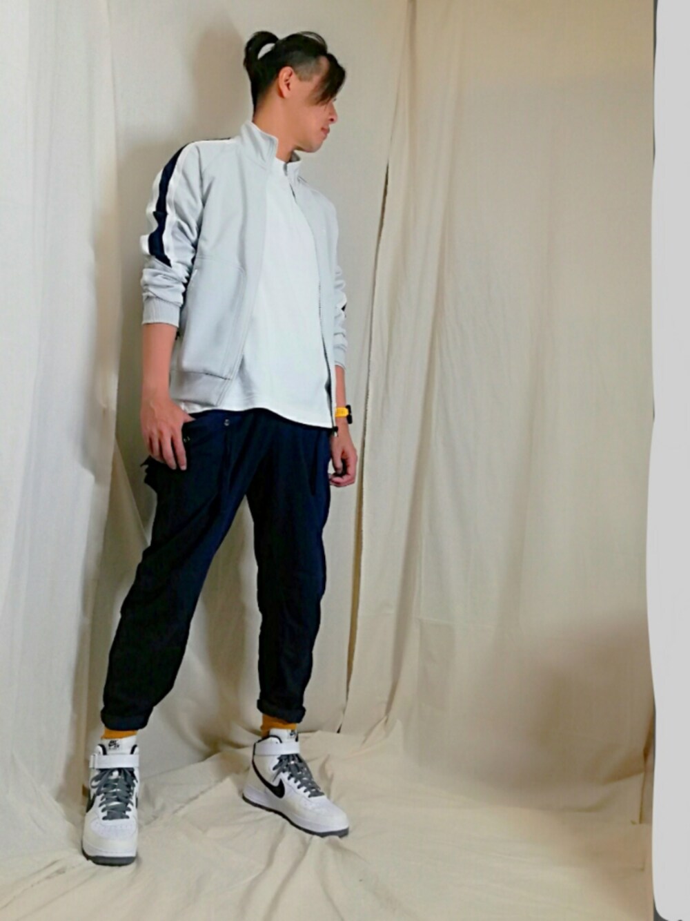 「部屋撮り、春コーデ、スポーツミックス、ジャンプスーツ、スニーカーコーデ、レディース、おしゃれさんと繋がりたい」｜「NIKEのアイテム（スニーカー、ホワイト系）」を使った、wearnoahnoah1218さん（メンズ・183cm）の春コーディネートの1枚目の写真