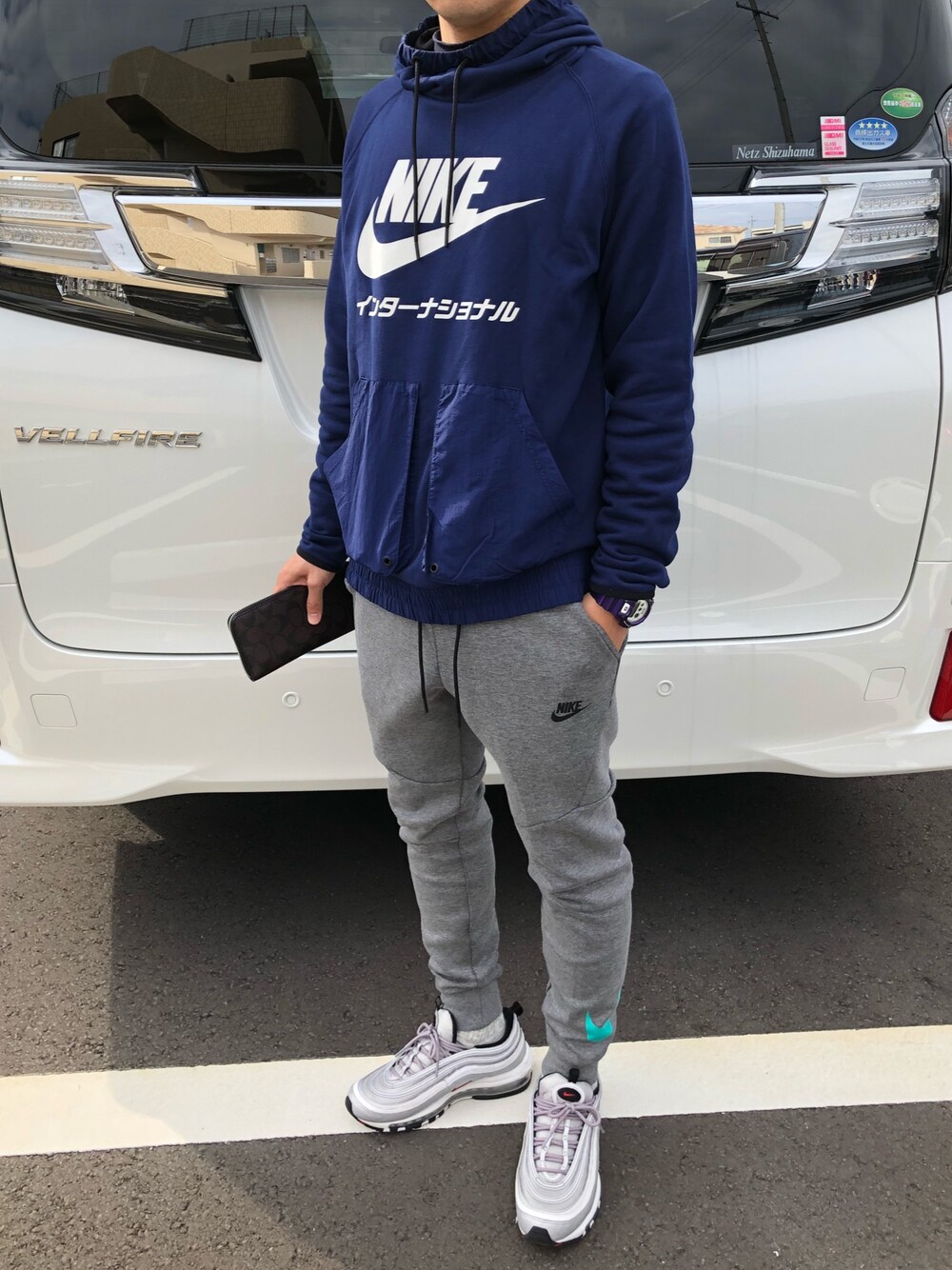 ブルー系のパーカー、グレー系のスウェットパンツ、シルバー系のスニーカーを着用したメンズの冬コーディネートの1枚目の写真