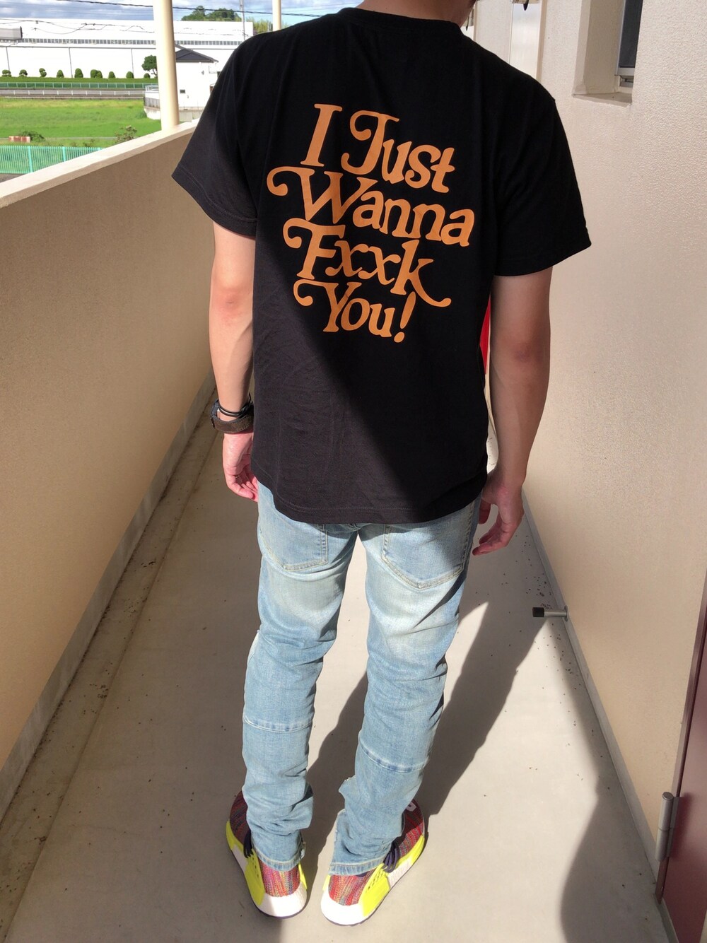 「休日スタイル、FR2、VANQUISH、adidas、adidas originals、Pharrell Williams、mnml、デニムパンツ、Tシャツ、黒」｜「FR2の”Thank you” クルーネックTシャツ（Tシャツ/カットソー、ブラック系）」を使った、スニ介さん（メンズ・165cm）の夏コーディネートの1枚目の写真
