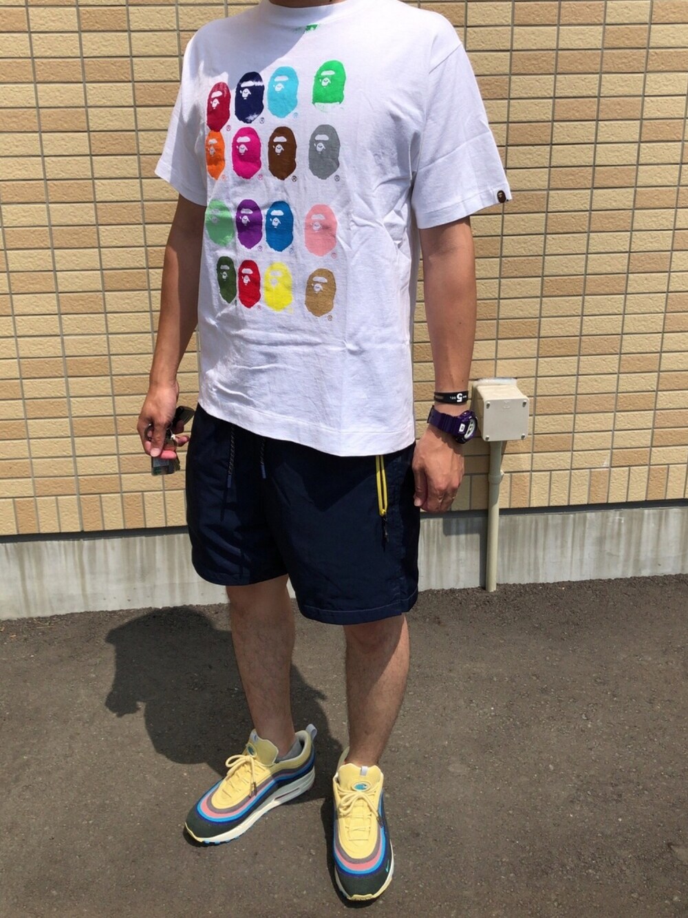 その他のTシャツ/カットソー、ブルー系のパンツ、その他のスニーカーを着用したメンズの夏コーディネートの1枚目の写真