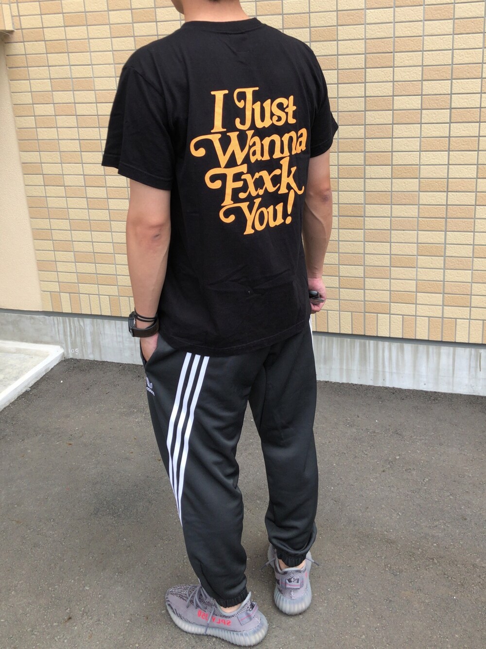 「秋コーデ、Tシャツ、adidas、yeezy、yeezyboost350V2、アディダス、VANQUISH、FR2、スニーカー、ラフ」｜「FR2の”Thank you” クルーネックTシャツ（Tシャツ/カットソー、ブラック系）」を使った、スニ介さん（メンズ・165cm）の秋コーディネートの1枚目の写真
