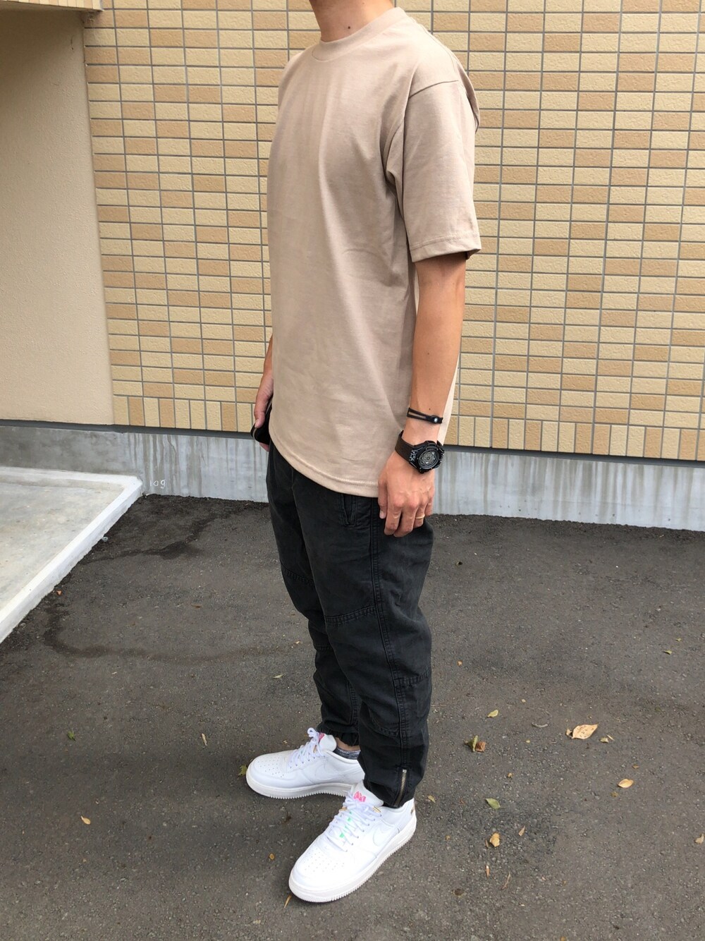 「スポーツMIX'18秋、秋コーデ、休日スタイル、シンプル、NIKE、スニーカー、GAP、プチプラ、AIR FORCE 1、PRO CLUB」｜「PRO CLUB のアイテム（Tシャツ/カットソー、ベージュ系）」を使った、スニ介さん（メンズ・165cm）の秋コーディネートの1枚目の写真