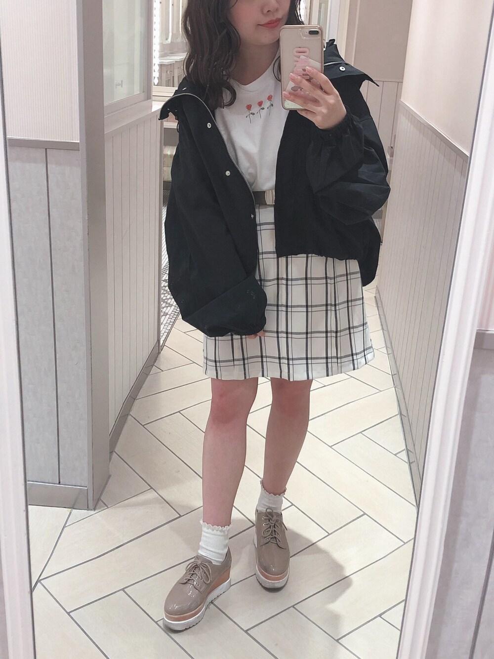 ブラック系のマウンテンパーカー、その他のスカート、ホワイト系のTシャツ/カットソーを着用したレディースの春コーディネートの1枚目の写真