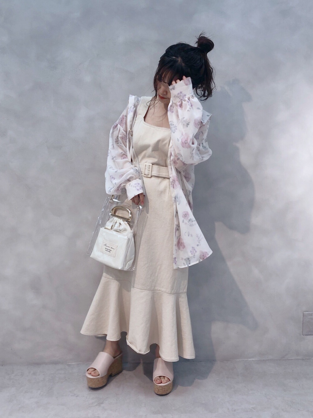 ホワイト系のジャンパースカート、ピンク系のシャツ/ブラウス、ホワイト系のショルダーバッグを着用したレディースの春コーディネートの1枚目の写真