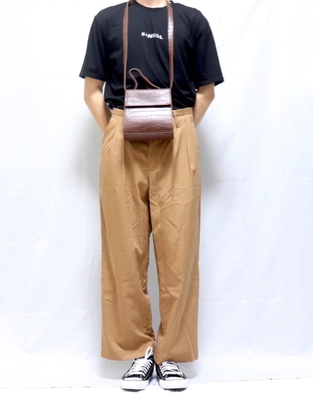 ブラウン系のショルダーバッグ、ブラック系のTシャツ/カットソー、ベージュ系のその他パンツを着用したメンズの夏コーディネートの1枚目の写真