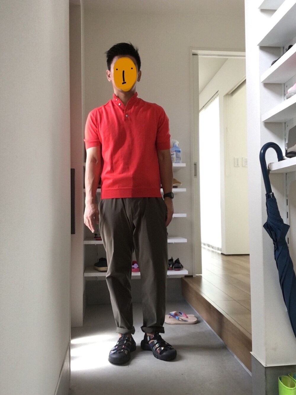 レッド系のTシャツ/カットソー、グリーン系のその他パンツ、ブラック系のサンダルを着用したメンズの夏コーディネートの1枚目の写真