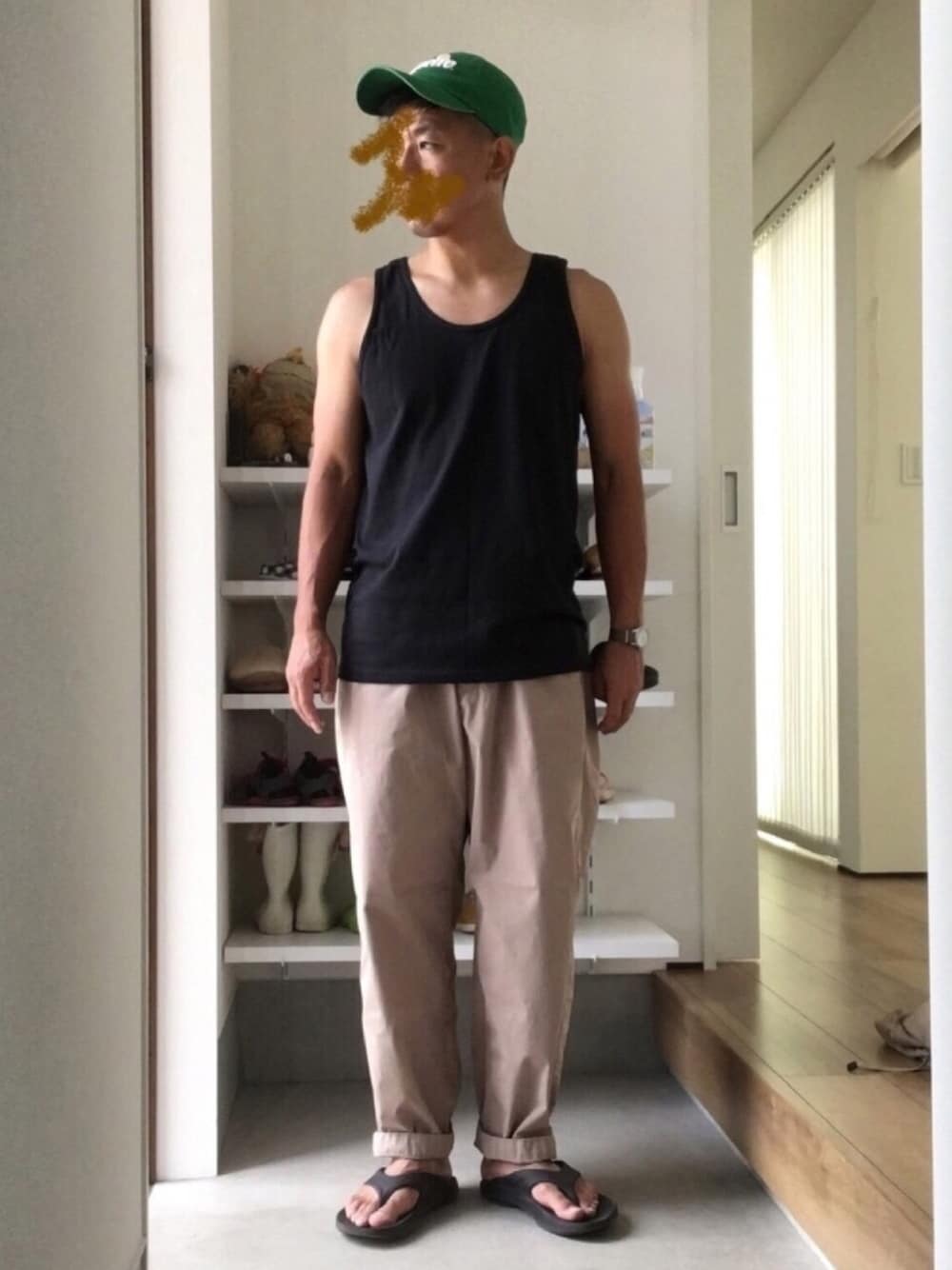 ブラック系のタンクトップ、ベージュ系のその他パンツ、ブラック系のサンダルを着用したメンズの夏コーディネートの1枚目の写真