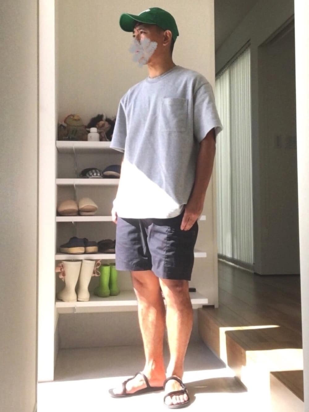 グレー系のTシャツ/カットソー、ブラック系のサンダル、オレンジ系のスニーカーを着用したメンズの秋コーディネートの1枚目の写真