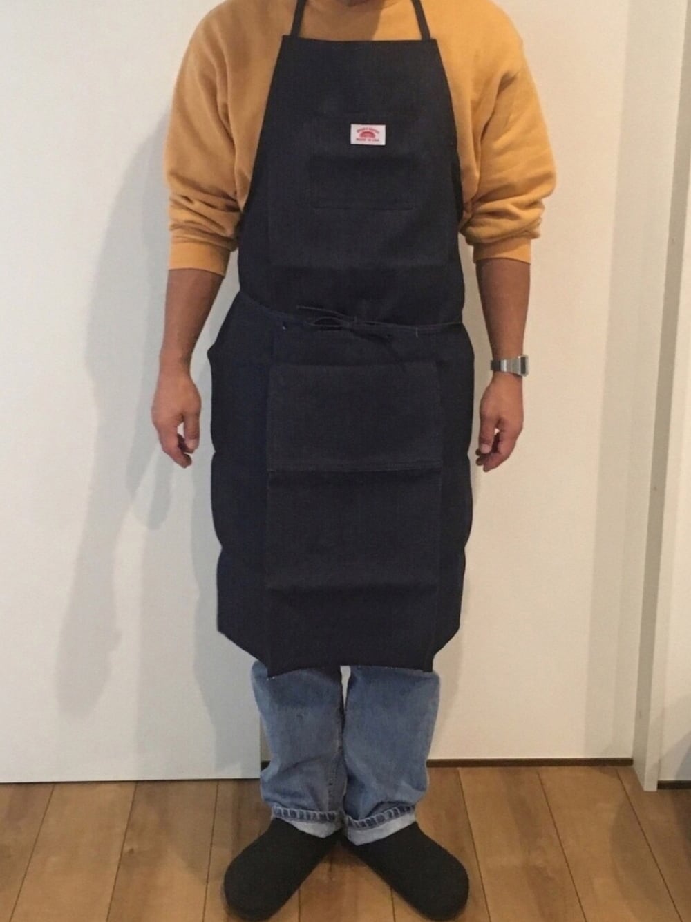 ブルー系のエプロン、ブルー系のその他、ブラウン系のエプロンを着用したメンズの秋コーディネートの1枚目の写真
