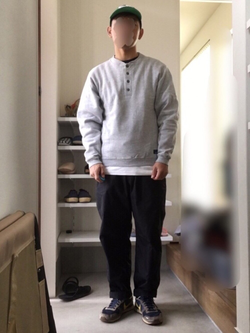 グレー系のスウェット、ホワイト系のTシャツ/カットソー、ブラック系のその他パンツを着用したメンズの秋コーディネートの1枚目の写真