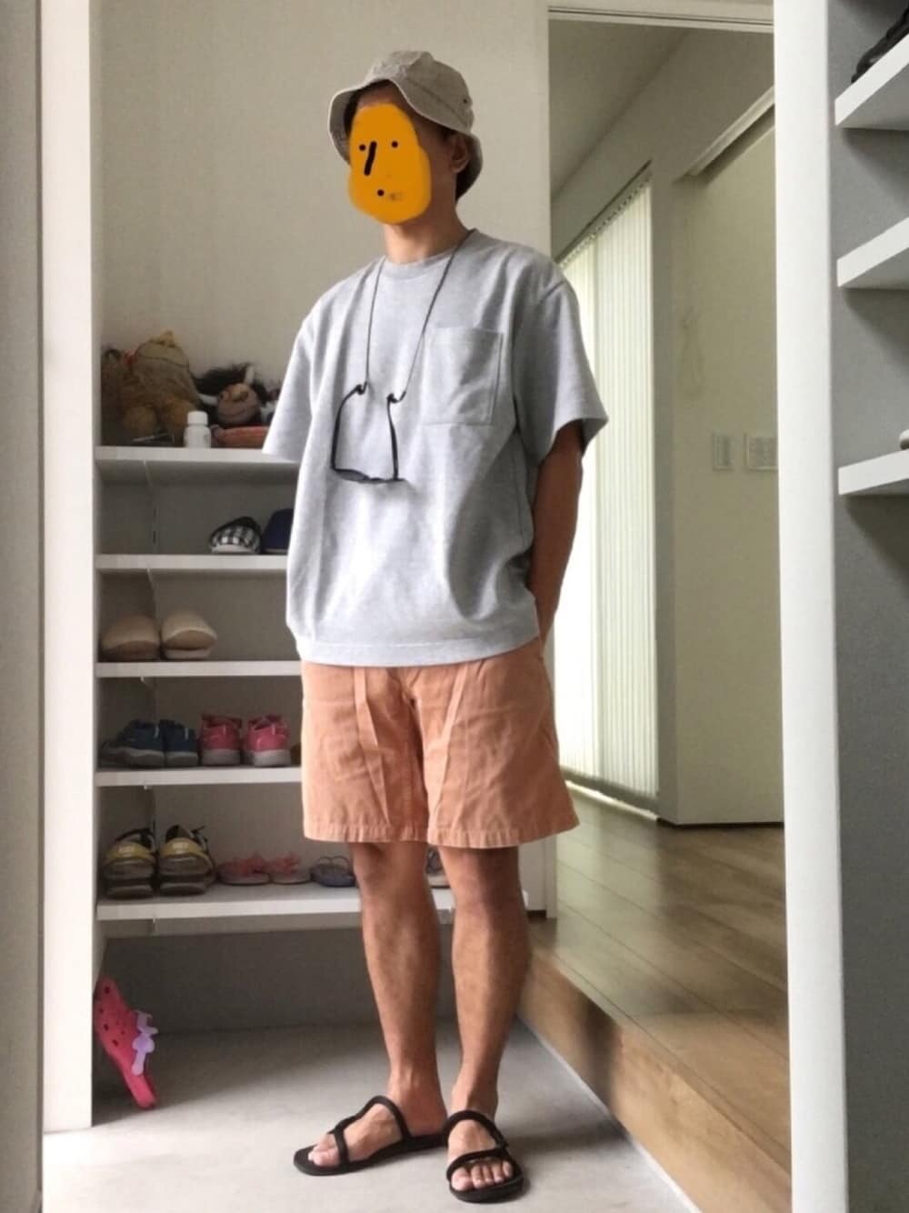グレー系のTシャツ/カットソー、オレンジ系のその他パンツ、ブラック系のサンダルを着用したメンズの夏コーディネートの1枚目の写真