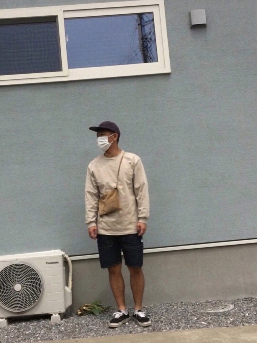 ブルー系のデニムパンツ、パープル系のキャップを着用したメンズの春コーディネートの1枚目の写真