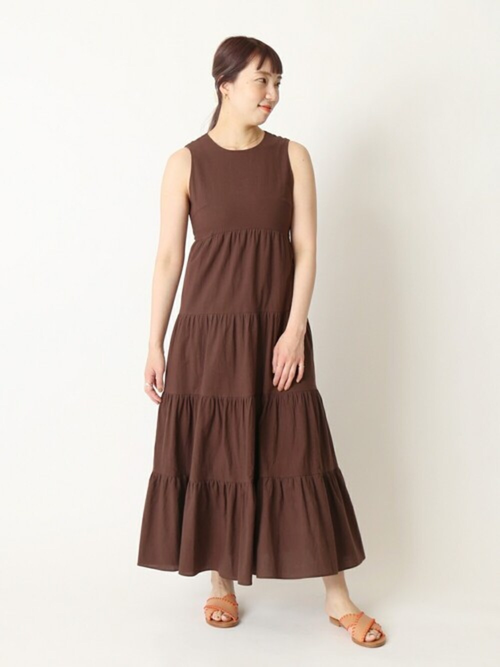 「サンダル、ロングワンピース、ヘアアクセサリー、U by SPICK&SPAN、ユーバイ　スピックアンドスパン」｜「U by SPICK&SPANのノースリーブティアードドレス◆（ワンピース、ブラウン系）」を使った、Kateさん（レディース・163cm）の春コーディネートの1枚目の写真