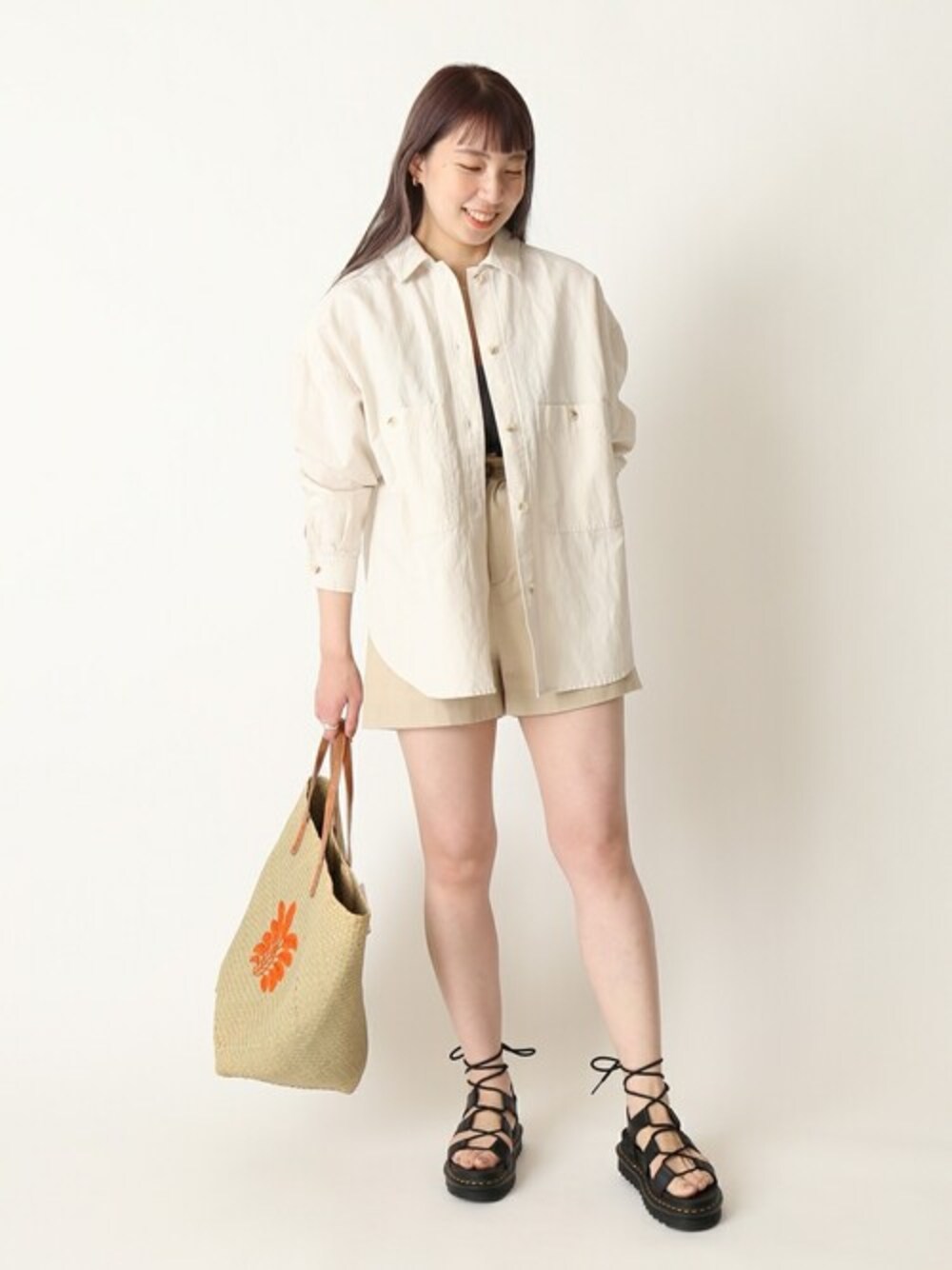 「トートバッグ、シャツ、ショートパンツ、サンダル、かごバッグ、U by SPICK&SPAN、ユーバイ　スピックアンドスパン」｜「U by SPICK&SPANのコットンリネンオーバーシャツ2◆（シャツ/ブラウス、ホワイト系）」を使った、Kateさん（レディース・163cm）の夏コーディネートの1枚目の写真