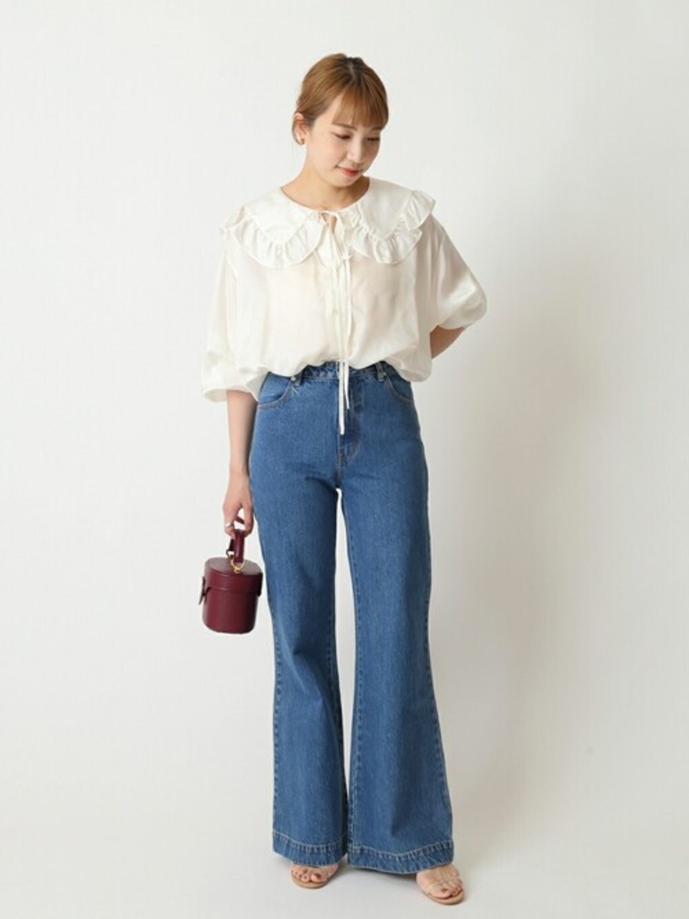 「ブラウス、パンツ、ハンドバッグ、デニムパンツ、サンダル、ミュール、ミニショルダーバッグ、U by SPICK&SPAN、ユーバイ　スピックアンドスパン」｜「U by SPICK&SPANの【PROVOKE/プロヴォーク】 キュプラフリルBIGカラーブラウス◆（シャツ/ブラウス、ホワイト系）」を使った、Kateさん（レディース・163cm）の夏コーディネートの1枚目の写真
