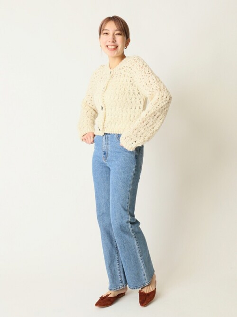 「ニット・セーター、カーディガン、ニット、パンツ、フラットシューズ、デニムパンツ、ミュール、U by SPICK&SPAN、ユーバイ　スピックアンドスパン」｜「U by SPICK&SPAN SELECTの【KHWOPA/クオパ】 ハンドニットカーディガン◆（カーディガン/ボレロ、ホワイト系）」を使った、Kateさん（レディース・163cm）の秋コーディネートの1枚目の写真