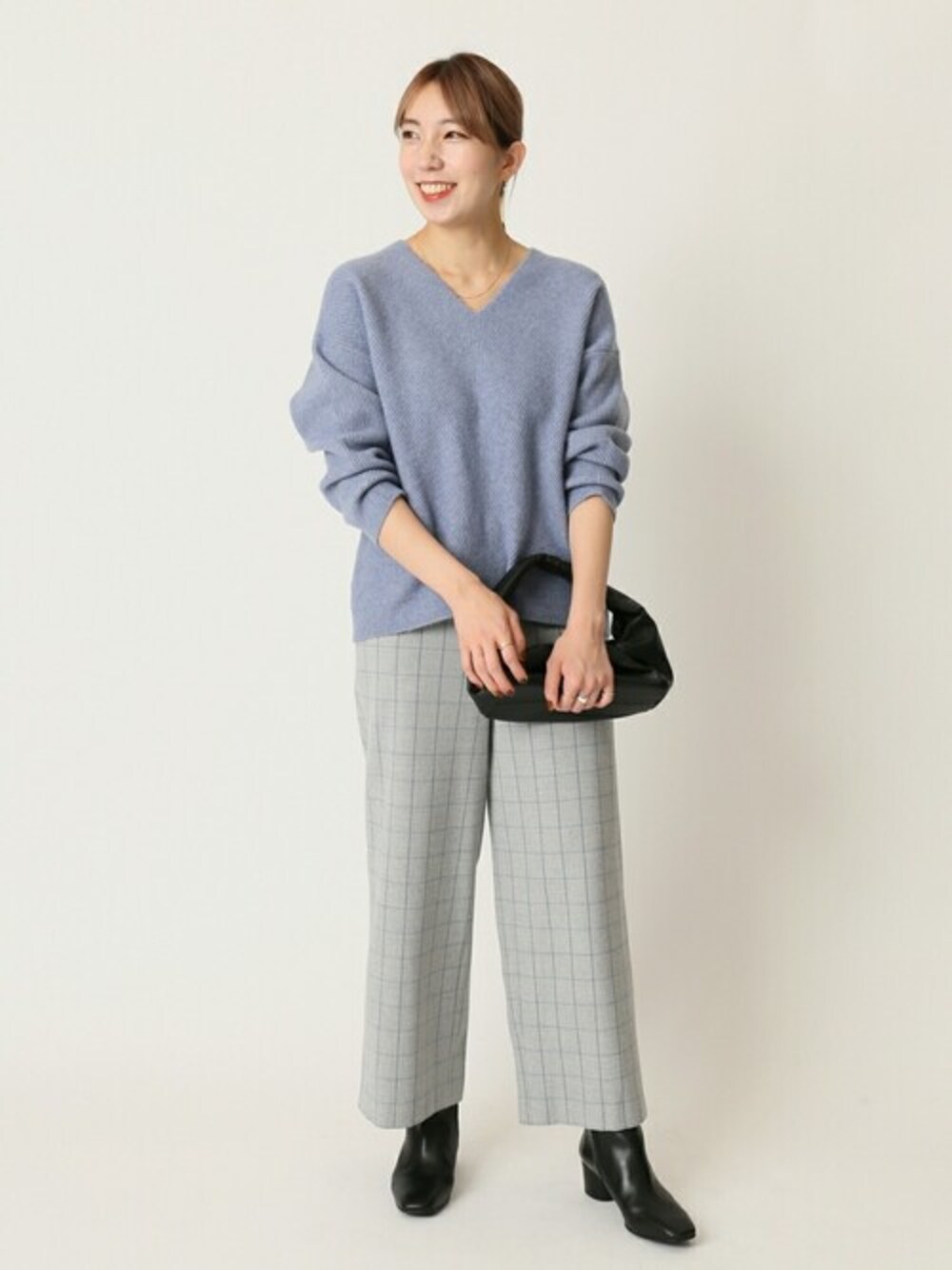 「チェック、ニット・セーター、ニット、パンツ、ハンドバッグ、ショートブーツ、ワイドパンツ、U by SPICK&SPAN、ユーバイ　スピックアンドスパン」｜「U by SPICK&SPANのVネックニット◆（ニット/セーター、ブルー系）」を使った、Kateさん（レディース・163cm）の冬コーディネートの1枚目の写真