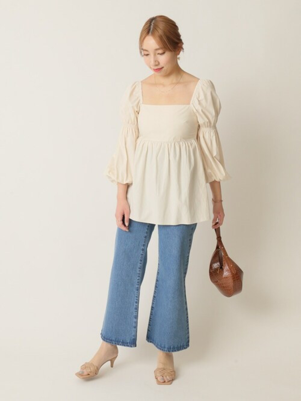「ブラウス、ハンドバッグ、デニムパンツ、サンダル、ミュール、U by SPICK&SPAN、ユーバイ　スピックアンドスパン、ubyspickspan」｜「U by SPICK&SPANのスクエアネックチュニックブラウス2◆（シャツ/ブラウス、ホワイト系）」を使った、Kateさん（レディース・163cm）の冬コーディネートの1枚目の写真