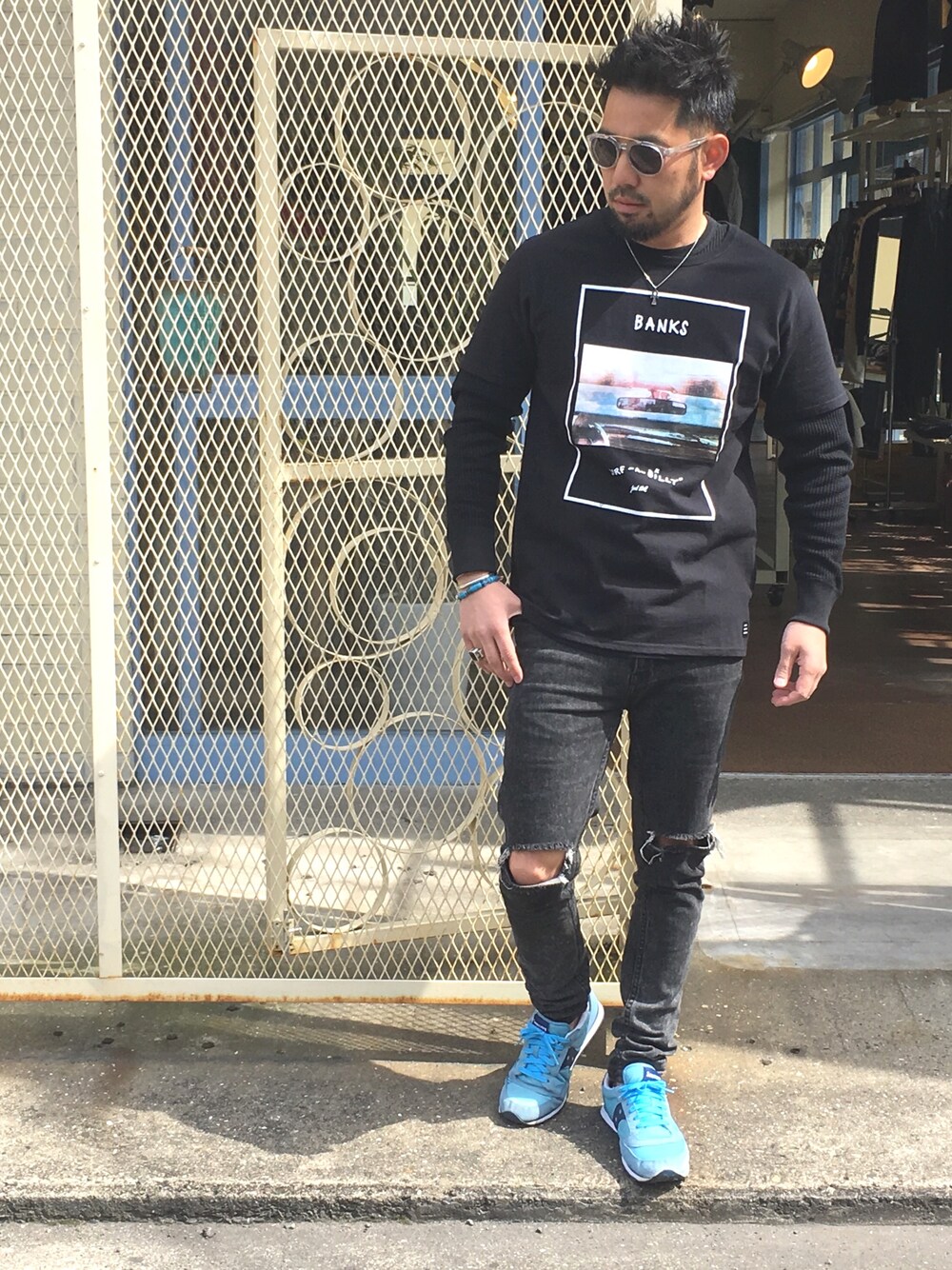 「banks、ダメージデニムパンツ、AFENDS、sundance、シンプル、デニムパンツ、レイヤードスタイル、黒パンツ」｜「epokheのアイテム（サングラス、シルバー系）」を使った、yuichiroさん（メンズ・170cm）の春コーディネートの1枚目の写真