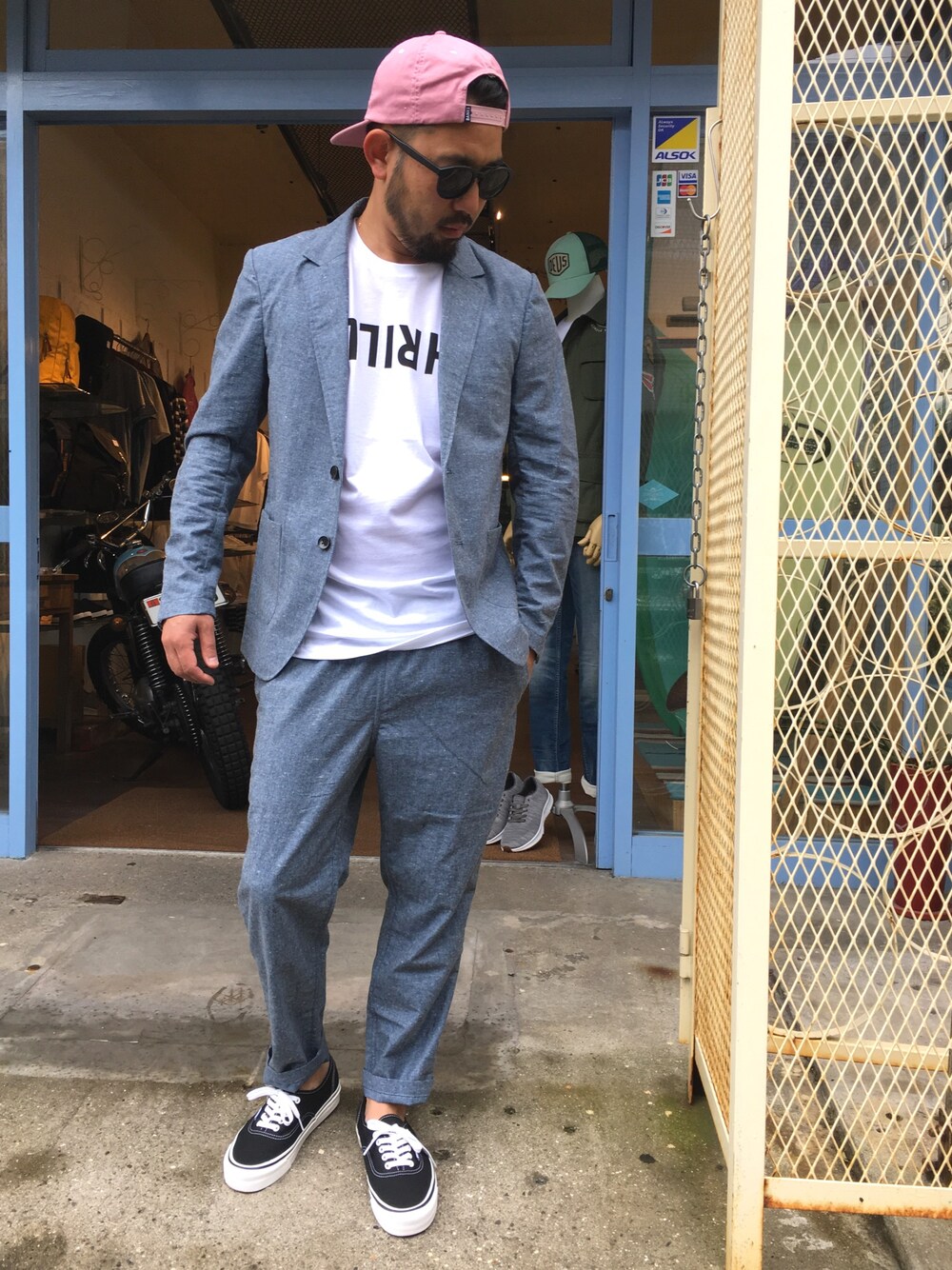 「liss 、thrills、スリルズ、シンプルコーデ、グレー、セットアップ、sundance、okayama、SURF、アンクルパンツ」｜「thrillsのアイテム（Tシャツ/カットソー、ホワイト系）」を使った、yuichiroさん（メンズ・170cm）の春コーディネートの1枚目の写真