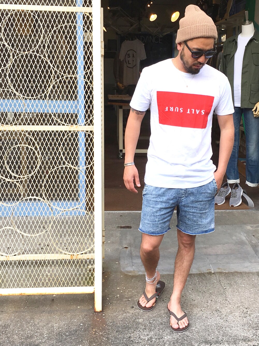 「saltsurf、AFENDS、wakami、夏、sundance、freewaters、ビーサン」｜「SALTSURFのアイテム（ニットキャップ/ビーニー、ベージュ系）」を使った、yuichiroさん（メンズ・170cm）の春コーディネートの1枚目の写真