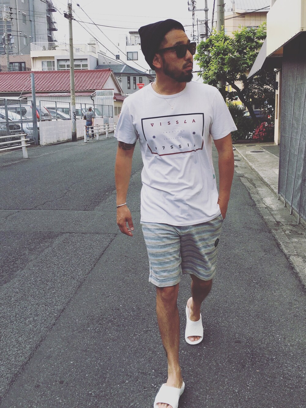 「サングラス、夏、ショートパンツ、ボーダー、サンダル、シャワーサンダル、サマーコーデ、VISSLA、telic」｜「VISSLAのアイテム（Tシャツ/カットソー、ホワイト系）」を使った、yuichiroさん（メンズ・170cm）の春コーディネートの1枚目の写真