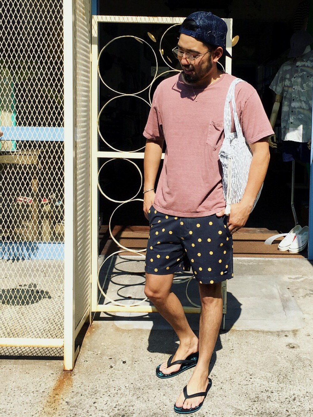 「夏コーデ、ラフ、Tシャツ、サンダル、ドット、ボードショーツ、sundance、banks、ANASOLULE」｜「ANASOLULEのアイテム（Tシャツ/カットソー、レッド系）」を使った、yuichiroさん（メンズ・170cm）の夏コーディネートの1枚目の写真