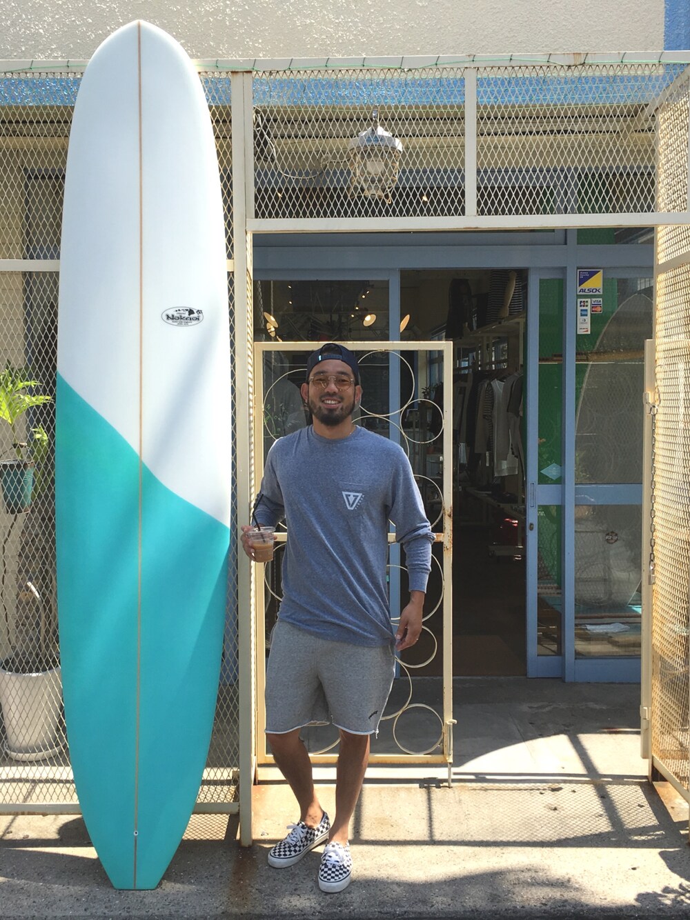 「オトナカジュアル、秋コーデ、休日スタイル、SURF、VISSLA、sundance、スウェット」｜「VISSLAのアイテム（Tシャツ/カットソー、ブルー系）」を使った、yuichiroさん（メンズ・170cm）の夏コーディネートの1枚目の写真