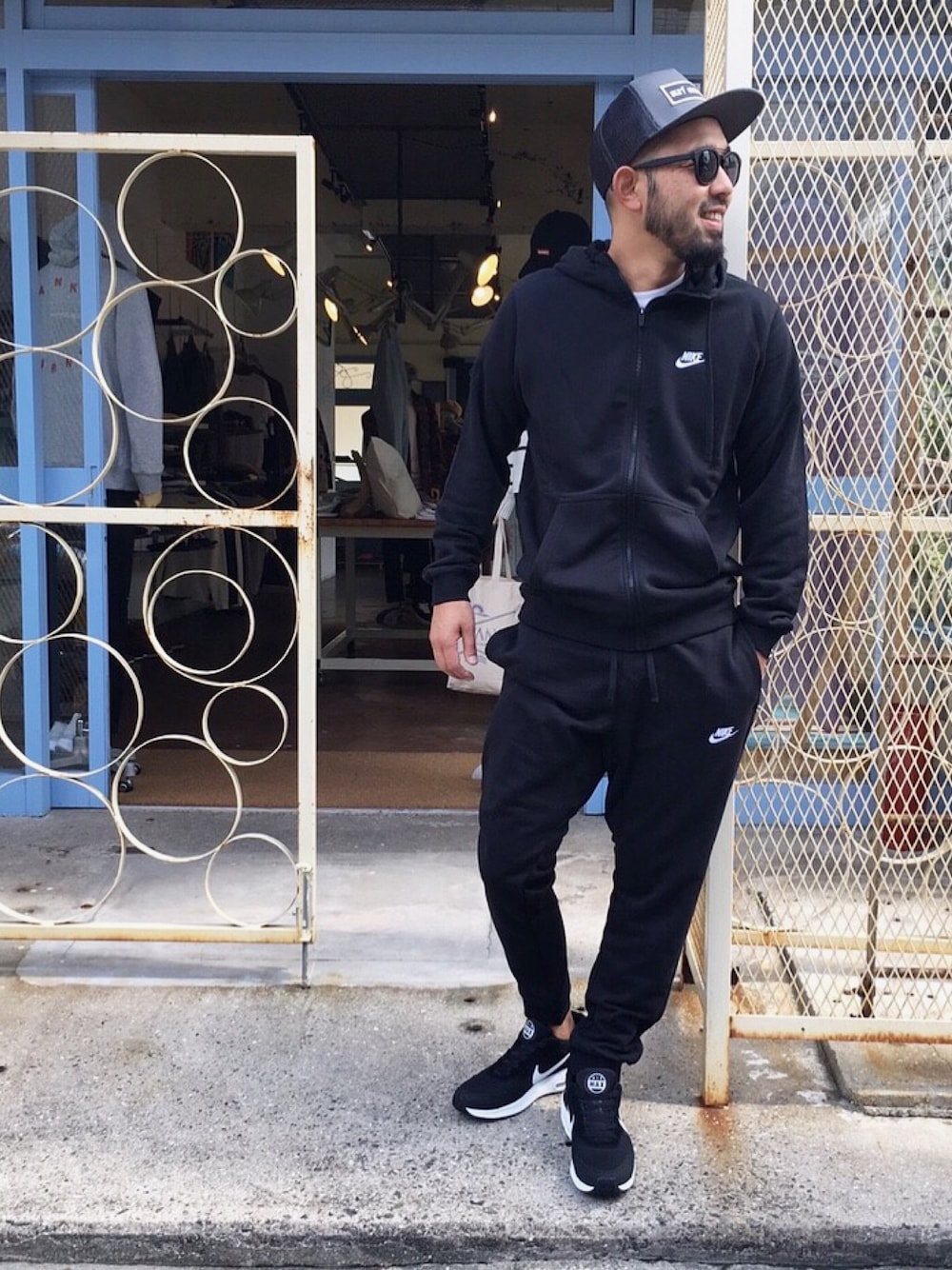 「秋のコーデ、ジョカーパンツ、スウェット、セットアップ、NIKE、sundance」｜「NIKEのアイテム（パーカー、ブラック系）」を使った、yuichiroさん（メンズ・170cm）の秋コーディネートの1枚目の写真