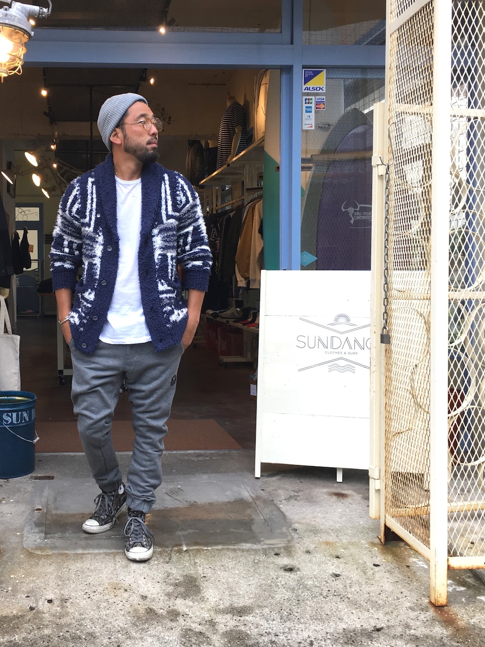 「秋コーデ、大人カジュアル、ジョカーパンツ、ショールカーディガン、VISSLA、Birvin Uniform 、sundance、CRAP」｜「VISSLAのアイテム（ニットキャップ/ビーニー、グレー系）」を使った、yuichiroさん（メンズ・170cm）の秋コーディネートの1枚目の写真