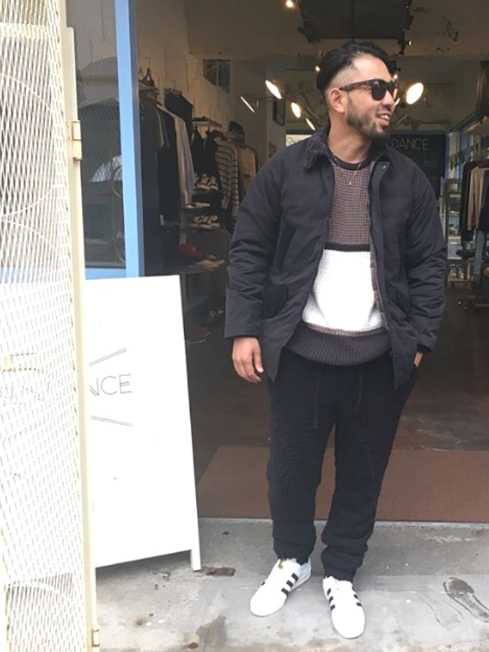 「秋のコーデ、黒、スニーカー、シンプル、冬コーデ、adidas」｜「Afendsのアイテム（ニット/セーター、ブラック系）」を使った、yuichiroさん（メンズ・170cm）の秋コーディネートの1枚目の写真