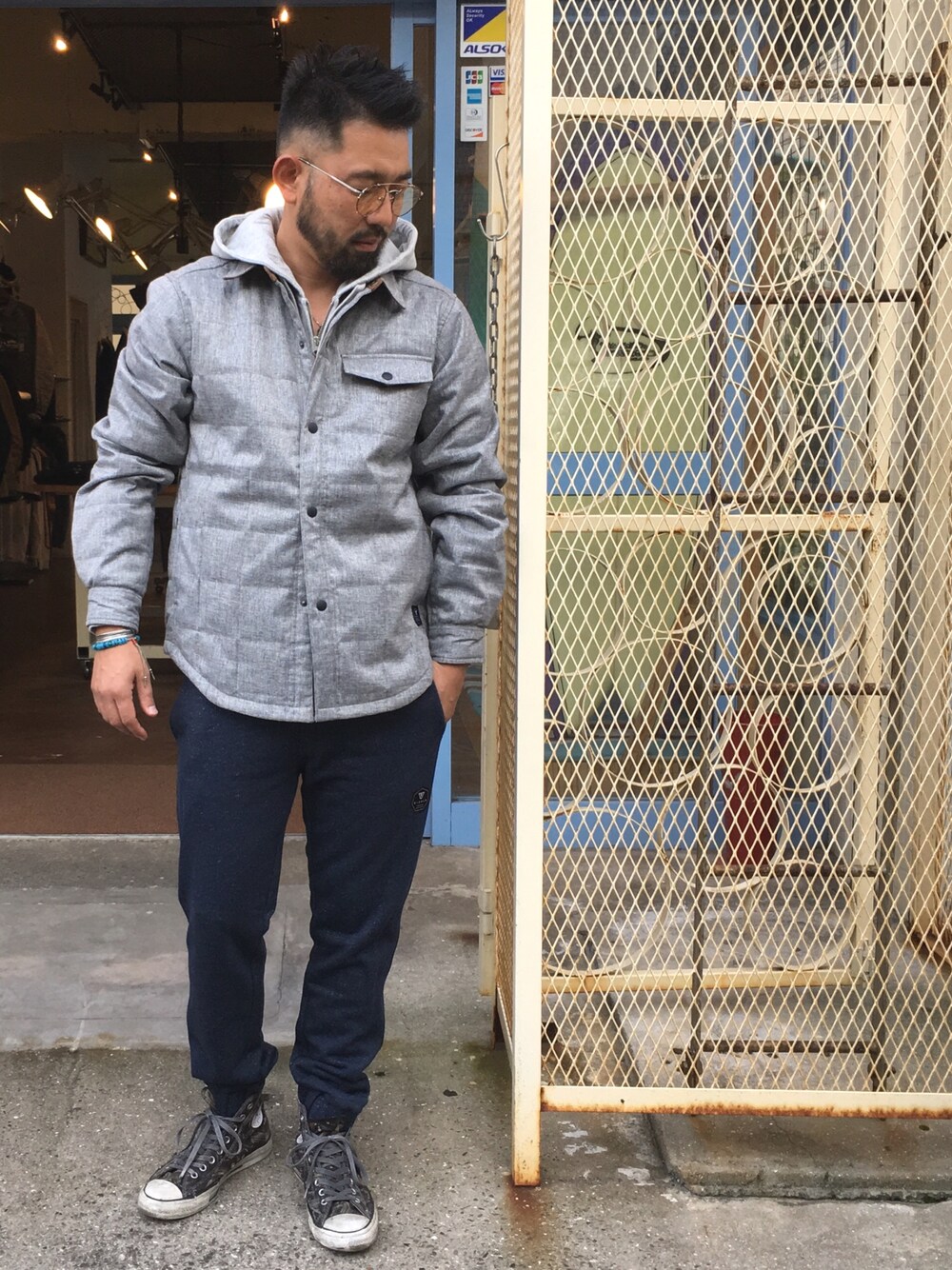 「VISSLA、Cronkite、jogger pants、converse、カジュアルコーデ、オトナカジュアル、スニーカー、sundance」｜「VISSLAのアイテム（ジャケット/アウター、グレー系）」を使った、yuichiroさん（メンズ・170cm）の秋コーディネートの1枚目の写真